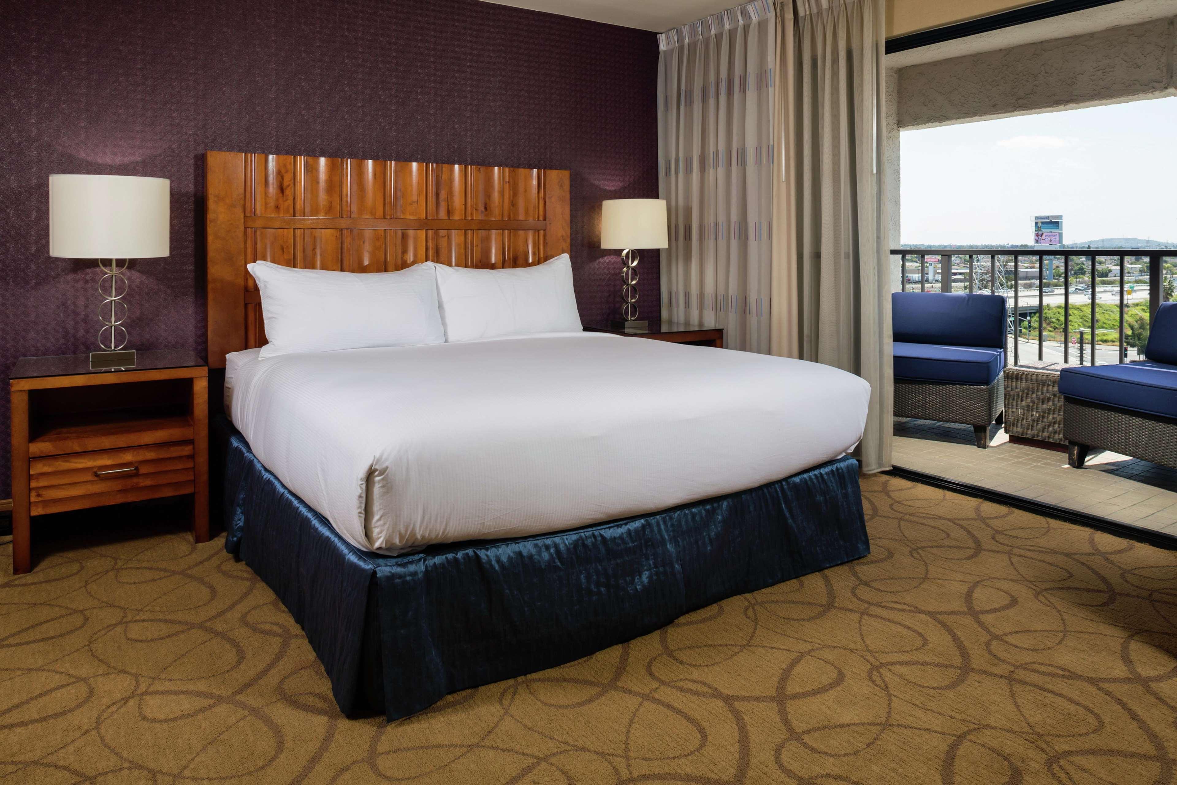 Doubletree By Hilton Carson Hotel Exterior foto