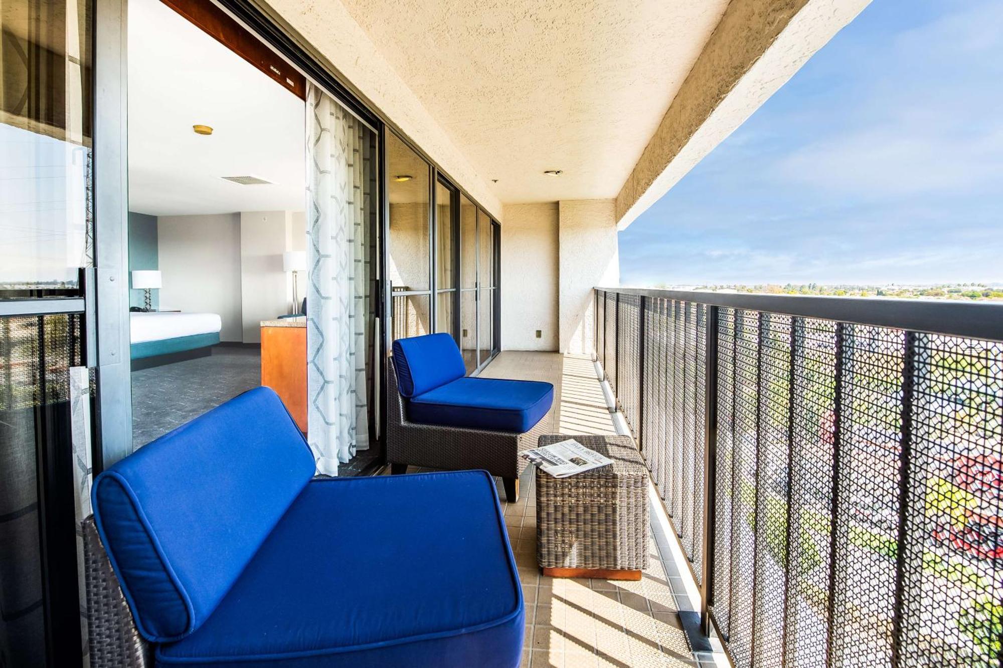 Doubletree By Hilton Carson Hotel Exterior foto